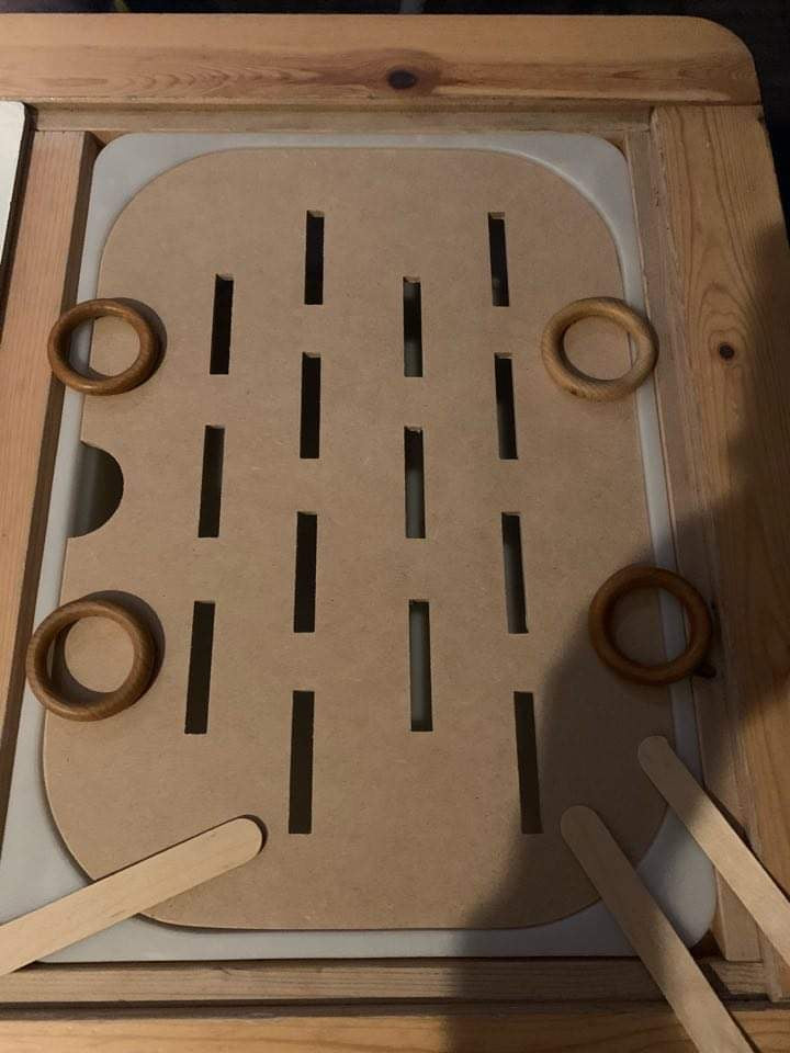 Flisat lid posting slots